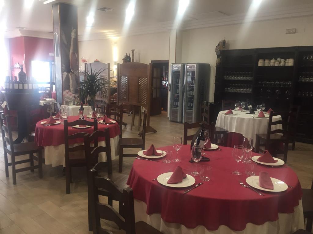 Meson Restaurante La Posada Hostal Calera y Chozas ภายนอก รูปภาพ
