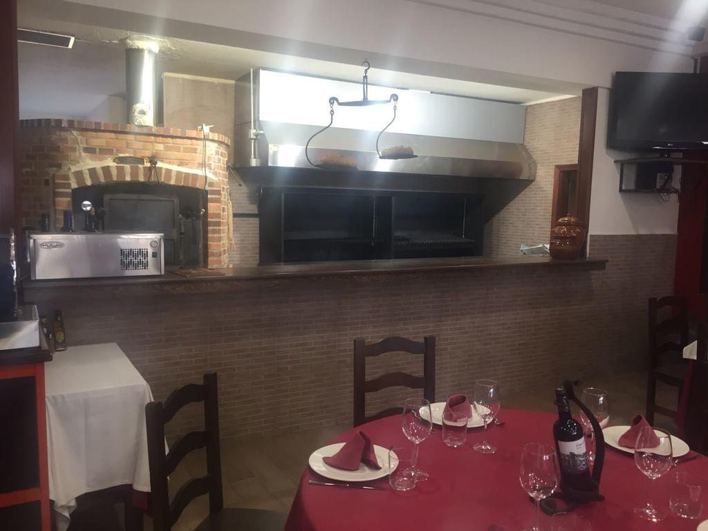Meson Restaurante La Posada Hostal Calera y Chozas ภายนอก รูปภาพ